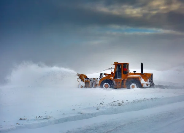 大拖拉机吹雪机清理山中的道路 — 图库照片