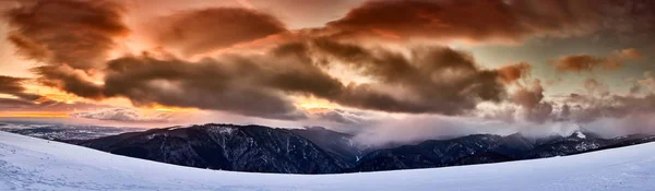 Paisaje Con Montañas Durante Tormenta Nieve Atardecer —  Fotos de Stock