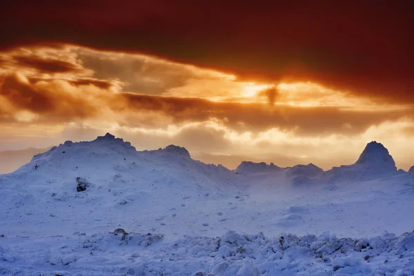 Paisagem Com Pôr Sol Laranja Neve Azul Nas Montanhas — Fotografia de Stock