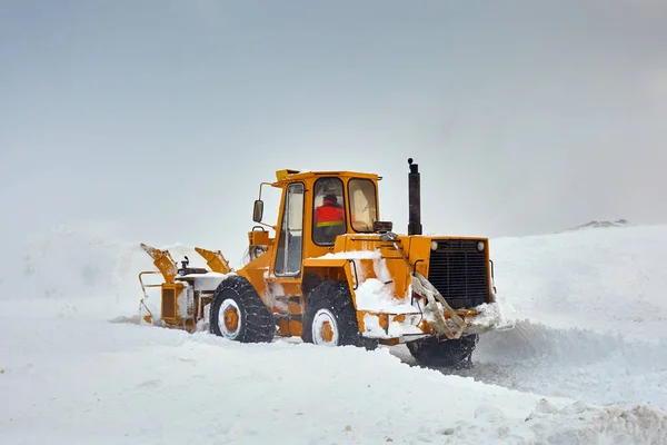 Big Tractor Snowblower Cleaning Roads Mountains — Stock Photo, Image