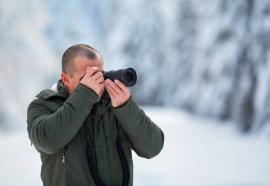 Turist onun kış tatil çekim kamera ile