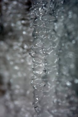 Kışın dağ duvarda buz sarkıtları closeup