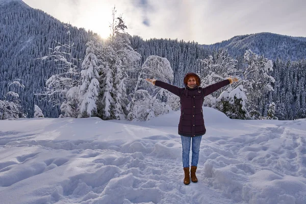 Mujer Feliz Sus Vacaciones Invierno Yendo Una Ruta Senderismo Las —  Fotos de Stock