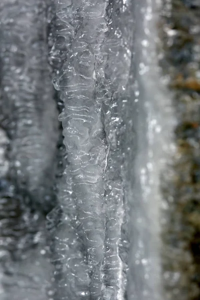 Kışın Dağ Duvarda Buz Sarkıtları Closeup — Stok fotoğraf