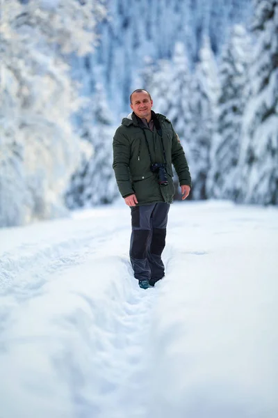 Turista Com Câmera Tirando Fotos Suas Férias Inverno — Fotografia de Stock