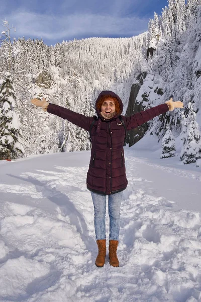Mulher Feliz Suas Férias Inverno Indo Uma Trilha Caminhada Nas — Fotografia de Stock