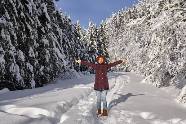 Mulher Feliz Suas Férias Inverno Indo Uma Trilha Caminhada Nas — Fotografia de Stock