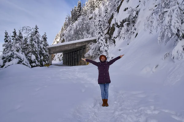 Femme Heureuse Pendant Ses Vacances Hiver Allant Sur Sentier Randonnée — Photo