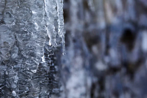 Kışın Dağ Duvarda Buz Sarkıtları Closeup — Stok fotoğraf
