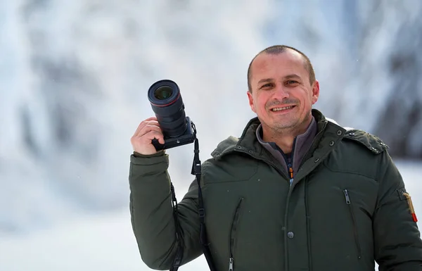 Turista Com Câmera Tirando Fotos Suas Férias Inverno — Fotografia de Stock