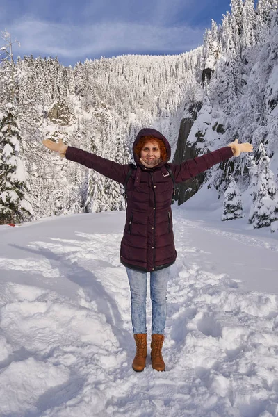 Szczęśliwa Kobieta Jej Urlop Zimowy Dzieje Szlak Turystyczny Górach — Zdjęcie stockowe