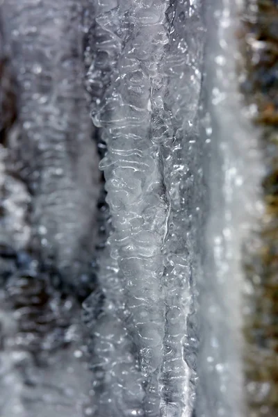 Kışın Dağ Duvarda Buz Sarkıtları Closeup — Stok fotoğraf