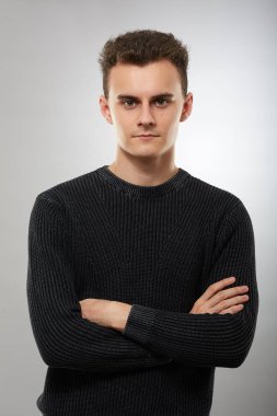 Genç adam katlanmış silah ile portre studio vurdu