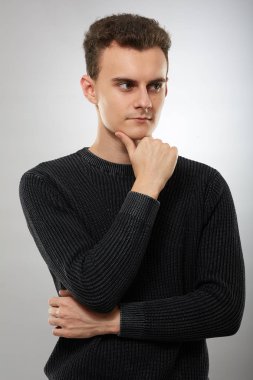 Chin üzerinde el ile dalgın genç adam kaybettim düşüncelerini