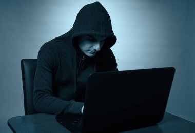 Laptop, takma isimle çalışan kukuletalı hacker