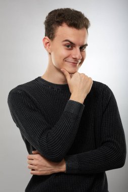 Hüsnükuruntu, bir ifade ile genç adam el çeneme