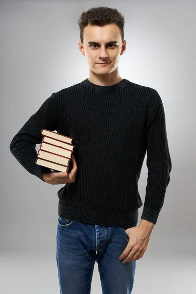 Student Mit Einem Stapel Bücher Auf Grauem Hintergrund — Stockfoto