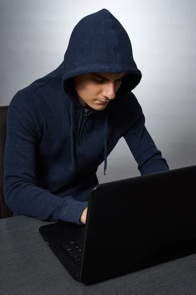 Laptop Takma Isimle Çalışan Kukuletalı Hacker — Stok fotoğraf