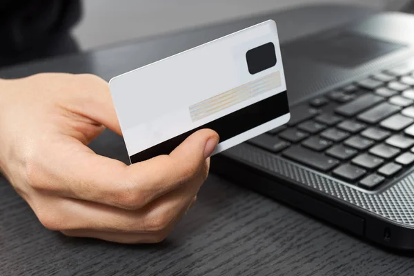 Joven Comprando Línea Con Una Tarjeta Crédito —  Fotos de Stock