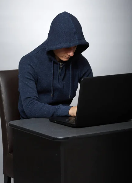 Laptop Takma Isimle Çalışan Kukuletalı Hacker — Stok fotoğraf