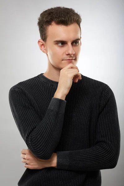 Nachdenklicher Junger Mann Mit Der Hand Kinn Verloren Gedanken — Stockfoto