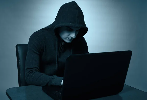 Hooded Hacker Laptop Löpande Inkognito — Stockfoto