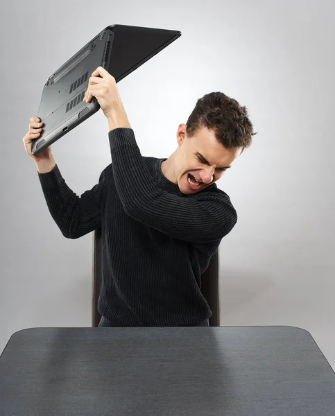 Arga Student Smashing Sin Laptop Bordet — Stockfoto