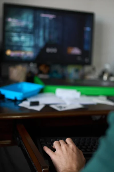 Tonårspojke Som Spelar Dataspel Hans Skrivbord — Stockfoto