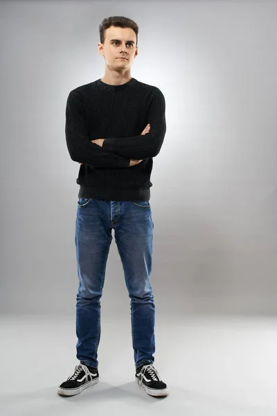 Jovem Moda Jeans Suéter Fundo Cinza — Fotografia de Stock