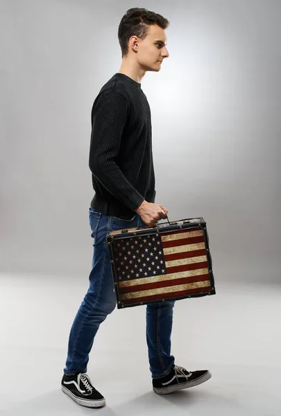 Jonge Amerikaan Met Een Hand Case Grijze Achtergrond — Stockfoto