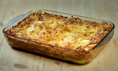 Bir tepsi ile peynir kabuk ile lezzetli lazanya closeup