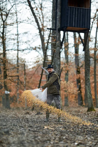 Forest Ranger Game Feeding Spot Spilling Maize Ground — Stock Photo, Image