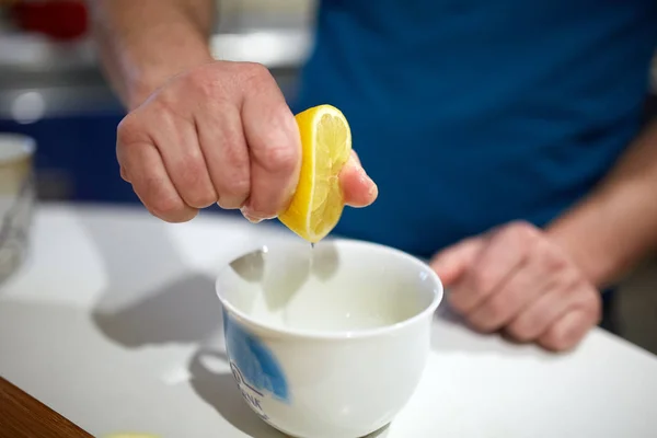 Man Hand Squeezing Lemon Bowl — Stock Photo, Image