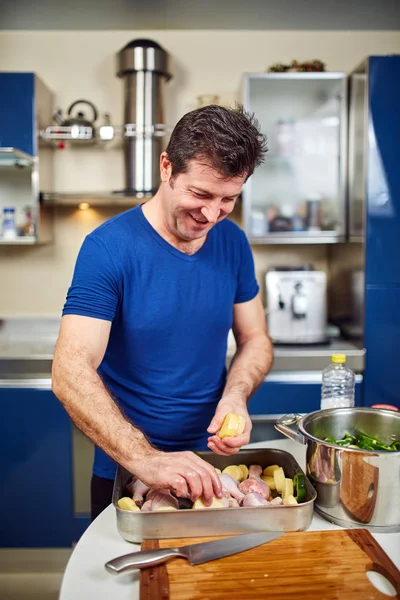 Cooking Home Man Preparing Tray Chicken Drumsticks Vegetables Ready Oven — Stock Photo, Image