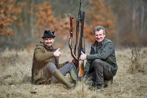 Dva Lovci Společně Lese Dvojitým Hlaveň Pušky — Stock fotografie