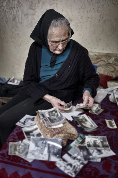 Νοσταλγική Ηλικιωμένη Γυναίκα Κοιτάζοντας Vintage Φωτογραφίες — Φωτογραφία Αρχείου