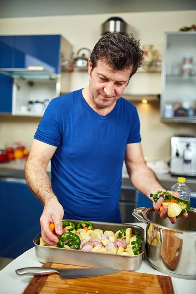 Cooking Home Man Preparing Tray Chicken Drumsticks Vegetables Ready Oven — Stock Photo, Image