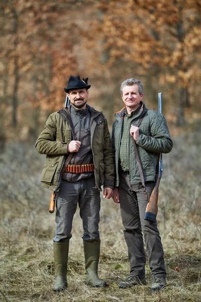 Zwei Jäger Gemeinsam Wald Mit Doppelbüchsen — Stockfoto