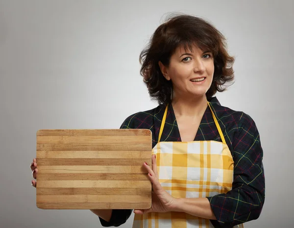 Vrouw Cook Houden Een Houten Plank Met Copyspace — Stockfoto