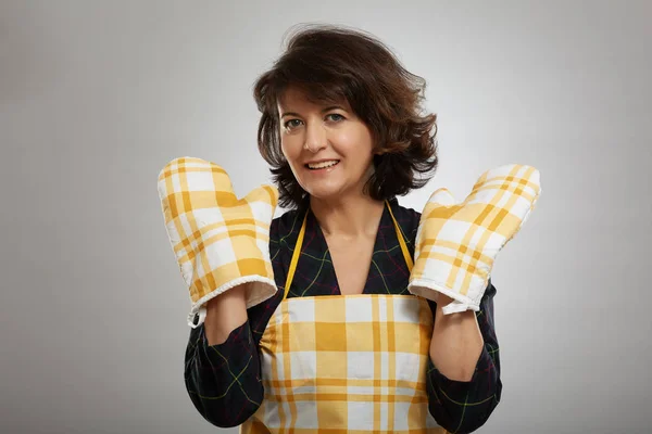 Huisvrouw Met Schort Koken Handschoenen Grijze Achtergrond — Stockfoto