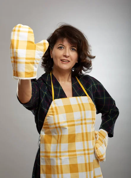 Önlük Pişirme Eldivenler Hanımı Bir Dur Işareti Yapmak — Stok fotoğraf
