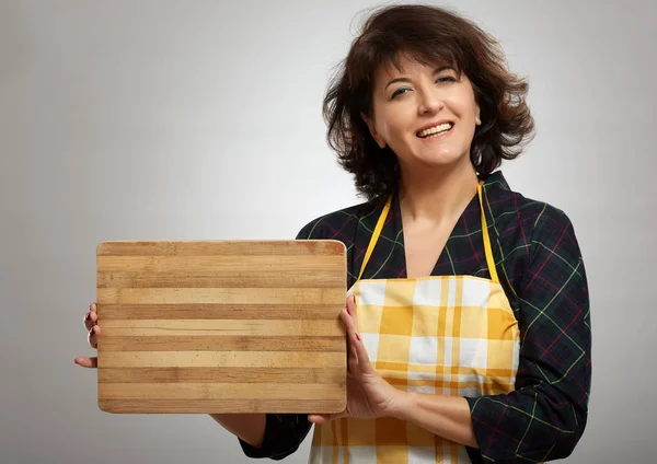 Mujer Cocinera Sosteniendo Una Tabla Madera Con Copyspace — Foto de Stock