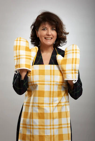 Huisvrouw Met Schort Koken Handschoenen Grijze Achtergrond — Stockfoto