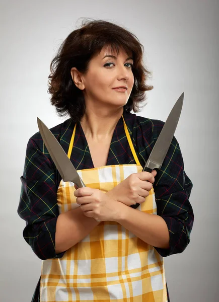 Femme Cuisinière Tenant Deux Couteaux Chef Sur Fond Gris — Photo