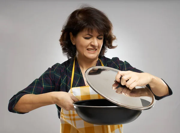 Vrouw Zoek Walgen Wat Werd Gekookt Een Pan Wok — Stockfoto