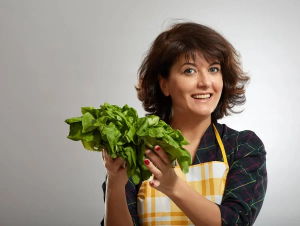 Vrouw Kok Houdt Verse Sla Grijze Achtergrond — Stockfoto