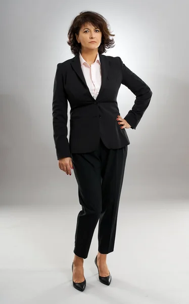腰に手をスーツの女性実業家の全長 — ストック写真