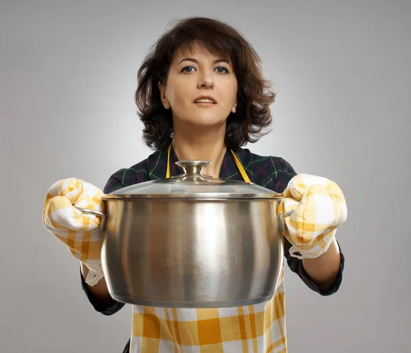 Huisvrouw Schort Keuken Handschoenen Die Een Pot Van Roestvrij Staal — Stockfoto