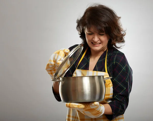 主婦彼女が鍋で調理した恐怖 — ストック写真