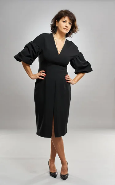 Full Length Businesswoman Black Dress Gray Background — Stock Photo, Image